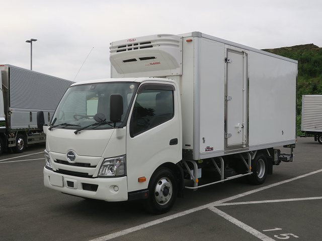 【リースレンタル専用車両】令和4年式 日野 デュトロ 小型冷凍バン ワイドロング 菱重-30℃設定 ダクト付二層式 左サイド扉 格納PG付 ★楽のりパック施工済み！★