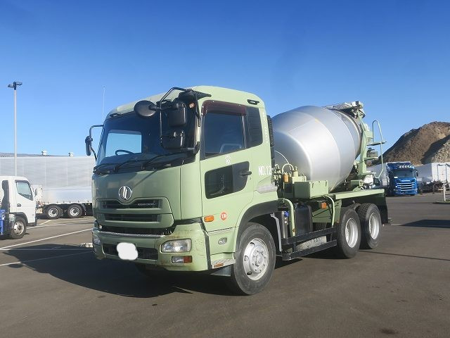 UDトラックス　ミキサー車
