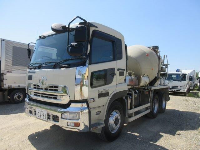 UDトラックス　ミキサー車