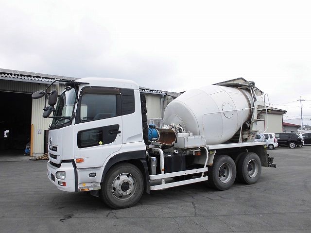 UDトラックス　ミキサー車