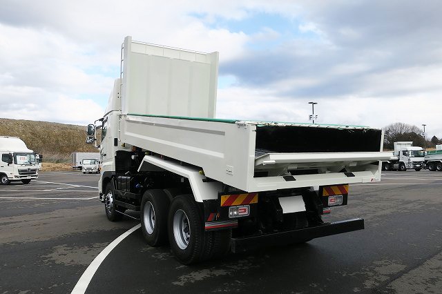 日野大型ダンプ