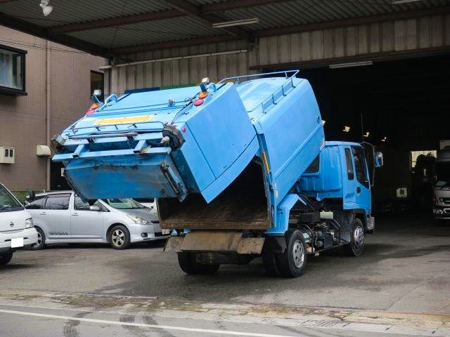 いすゞフォワード  中型パッカー車