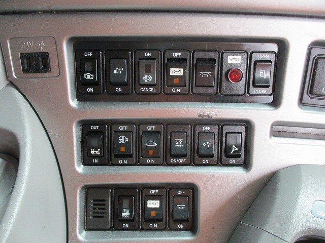 日産UDクオン 大型アルミウィング
