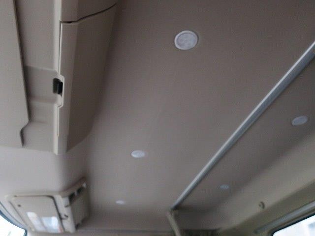 日野中型クレーン付き平ボディ