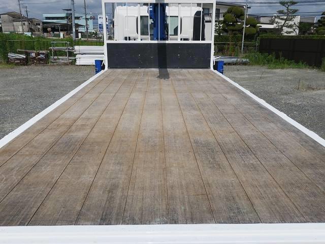日野中型クレーン付き平ボディ