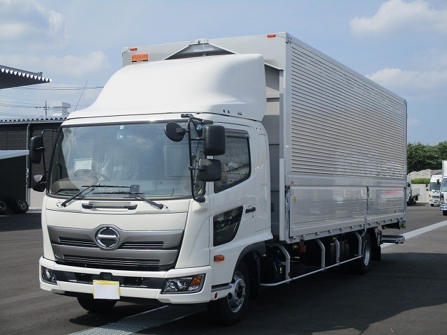 日野新型レンジャー 中型アルミウィング 