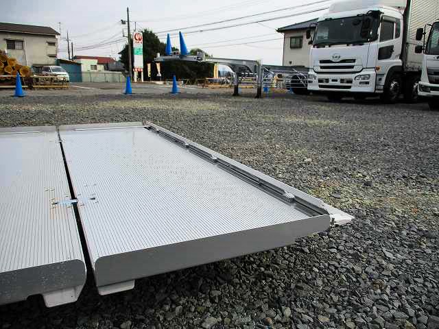 日野新型レンジャー 中型アルミウィング 