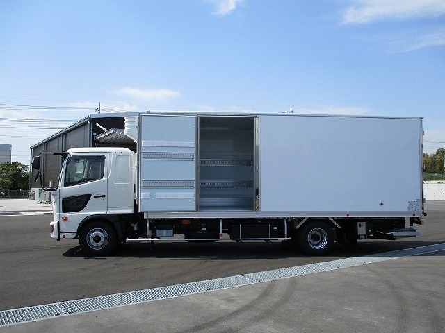 日野中型冷凍バン