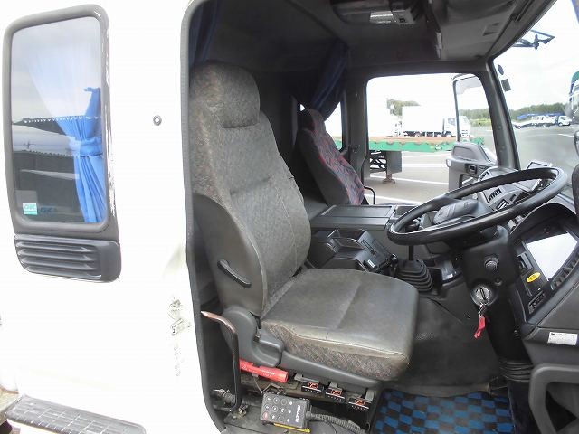 いすゞギガ粉粒体運搬車