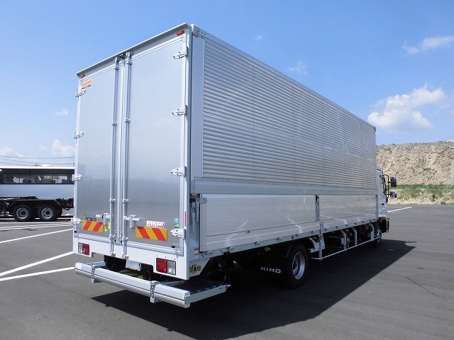 日野新型レンジャー 中型アルミウィング 7200ワイド