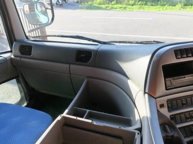 日産UD 大型クレーン付平ボディアルミブロック