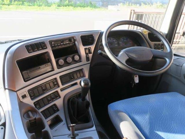 日産UD 大型クレーン付平ボディアルミブロック