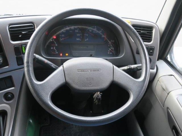 日産UD 大型クレーン付平ボディアルミブロック