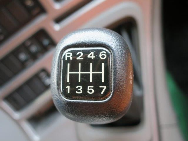 日産UD 大型クレーン付平ボディアルミブロック