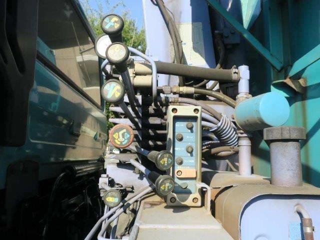 日産UD 大型クレーン付平ボディアルミブロック