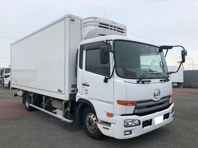 日産UD中型冷凍バン