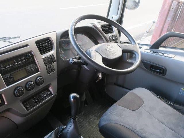 日産UD中型冷凍バン
