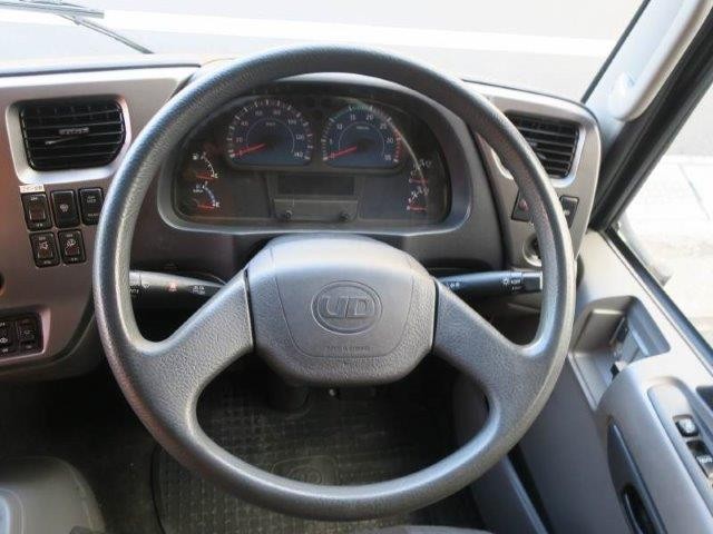 日産UD中型冷凍バン