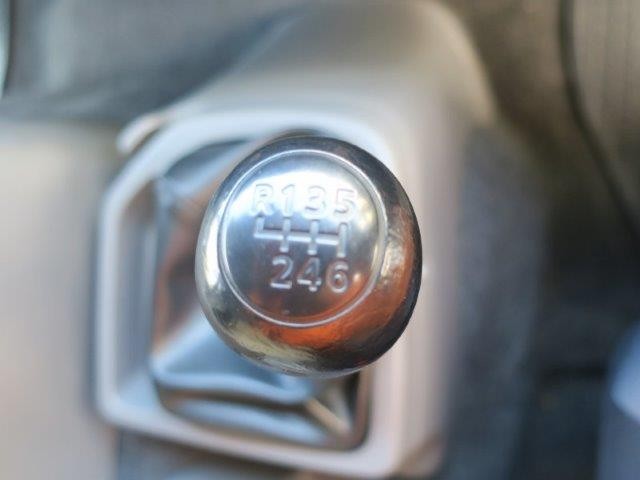 日産UD中型冷凍バン