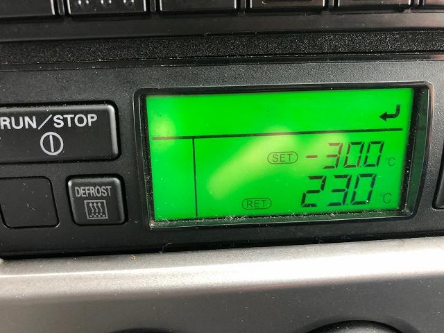 日産UD中型冷凍バン
