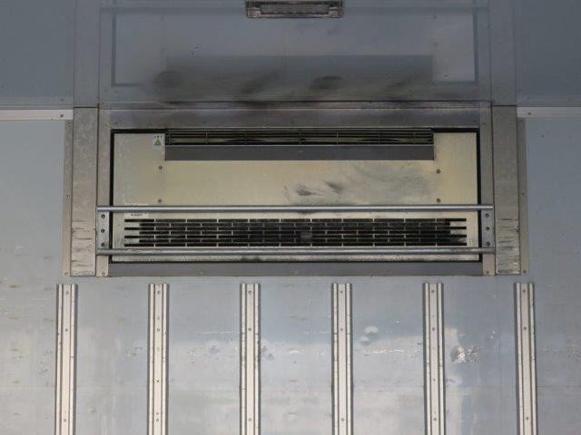 日産UD中型冷凍バン