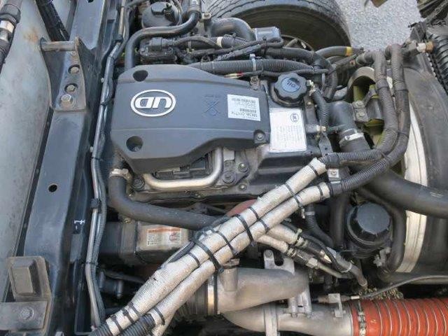 日産UD中型冷凍バン