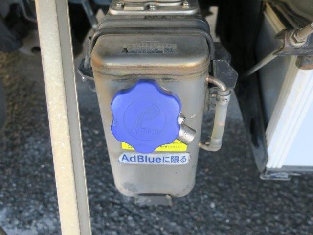 日産UD中型冷凍バン
