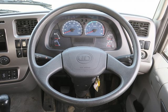 UD中型ダンプ