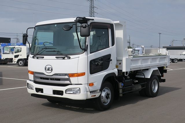 UD中型ダンプ