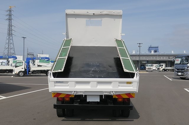 UD中型ダンプ