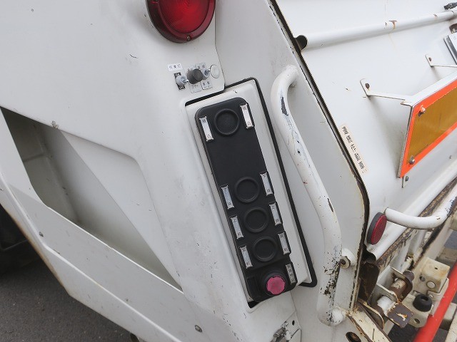 いすゞフォワード 中型パッカー車