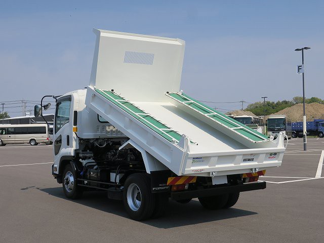 いすゞ中型ダンプ
