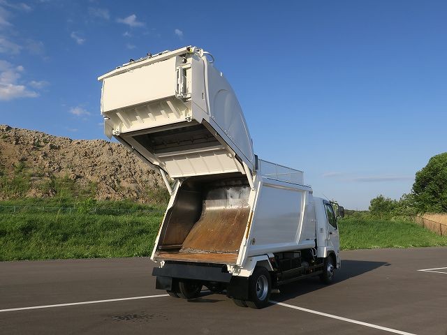 三菱ふそう中型パッカー車