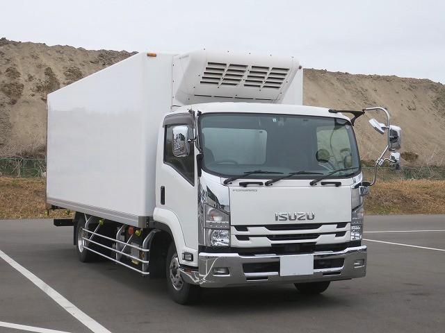 いすゞ 中型冷凍バン