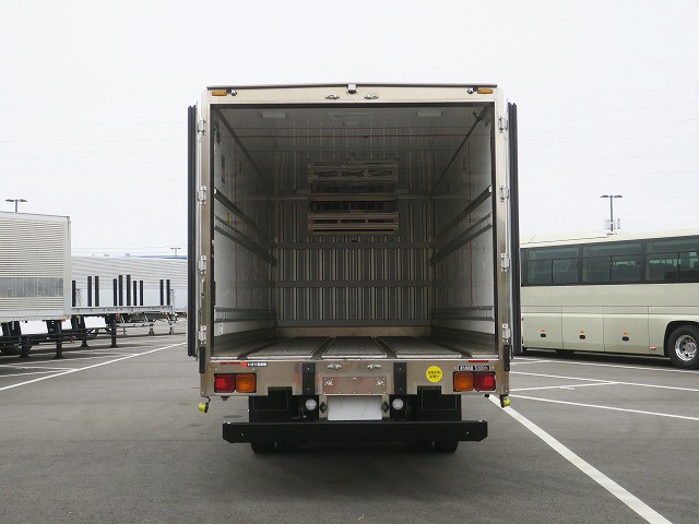 いすゞ 中型冷凍バン