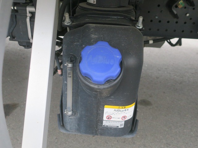 いすゞ 中型冷凍バン