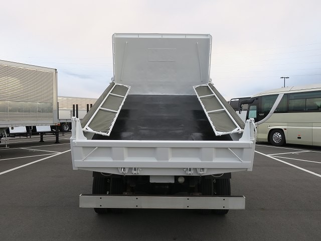 UDトラックス 中型ダンプ