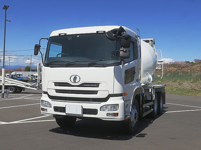 UDトラックス 大型コンクリートミキサー車 