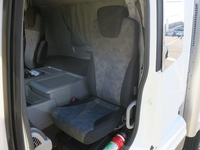 中古トラック UDトラックス冷凍バン ＃23