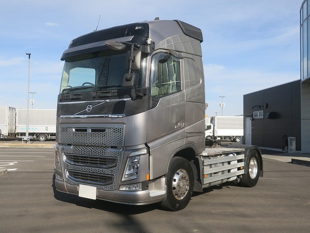 2017 Volvo Tractor Head, 5th wheel load 11.5t, 440 horsepower, high roof, aluminum wheels, *Actual mileage approx. 390,000km*