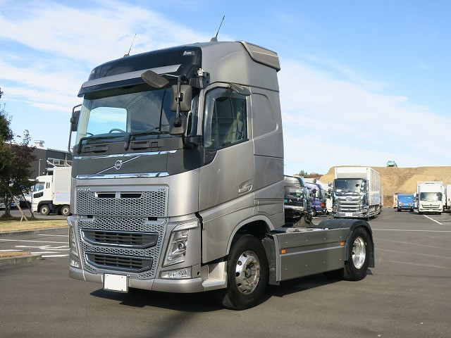 2018 Volvo Tractor Head, 5th wheel load 11.5t, 460hp, high roof, aluminum wheels, *Actual mileage approx. 570,000km*