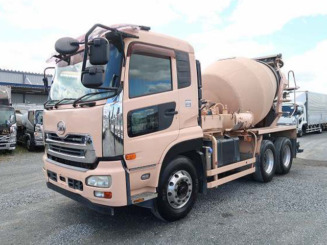 UDトラックスコンクリートミキサー車