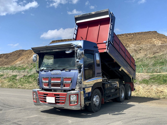 2013 Isuzu Giga large dump truck, Shinmaywa, 2 differentials, lifting bumper, 400 horsepower, high roof ★Actual mileage on meter: approx. 640,000 km/MOT valid until March 2016★