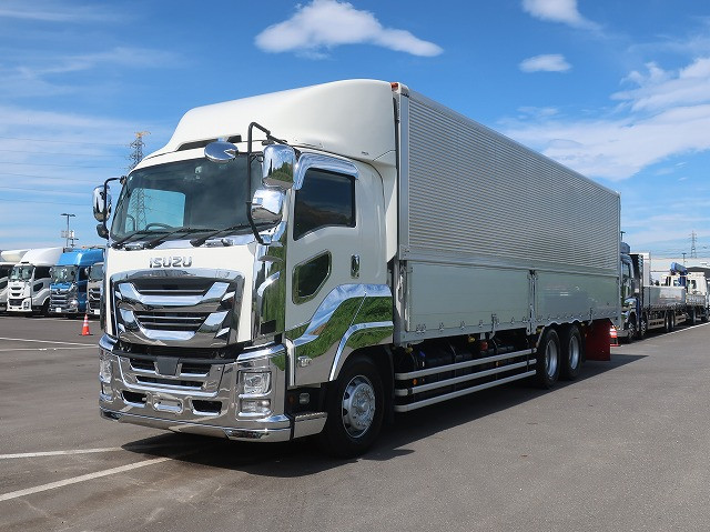 Reiwa 1 Isuzu Giga, large aluminum wing, high-floor, 3-axle, approximately 210,000 km on the odometer.
