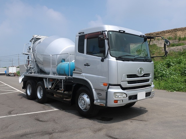 中古トラック UDトラックス クオン 大型コンクリートミキサー車