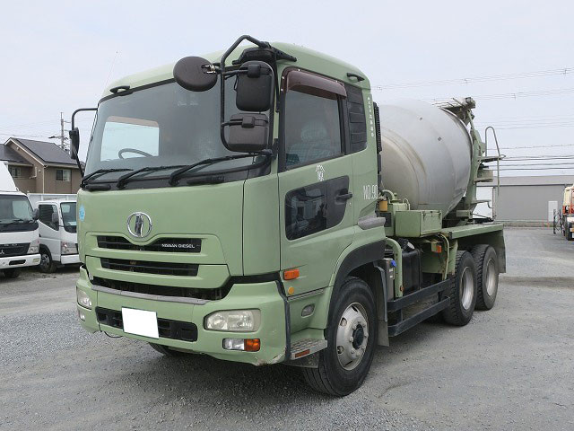 UDトラックス　ミキサー車