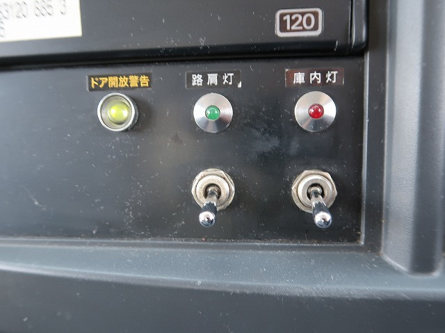 中古トラック いすゞ フォワード 中型冷凍バン