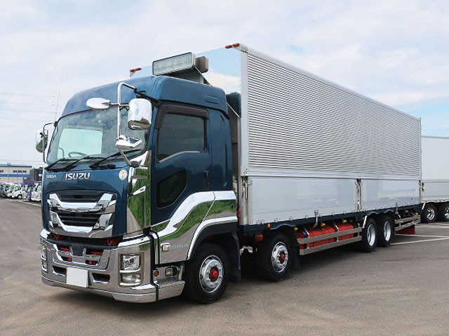 2017 Isuzu Giga, large aluminum wing, 4-axle low floor, high roof, retarder, 2 stanchions, approximately 460,000 km on the odometer.