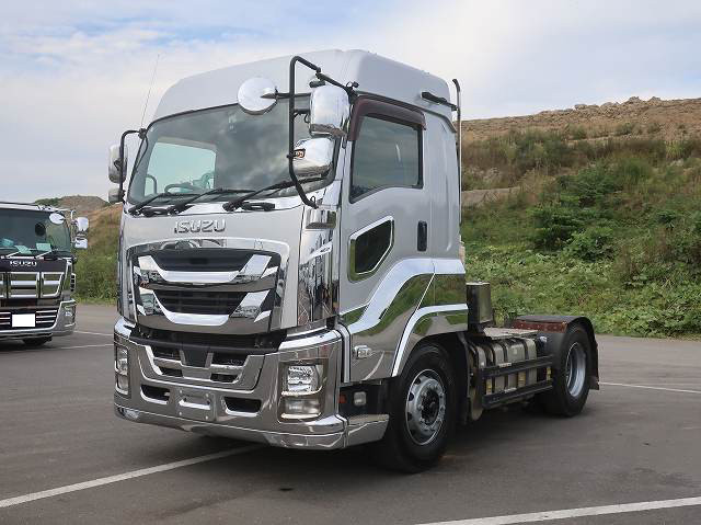 2017 Isuzu Giga Tractor Head, 5th Wheel Load 11.5t, 420HP, High Roof, Approximately 280,000km on the odometer.
