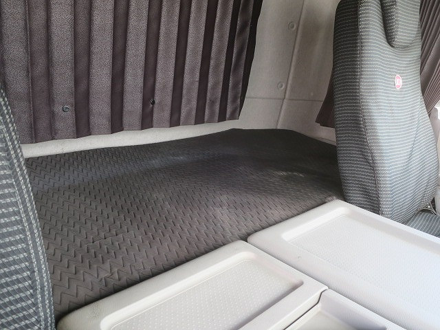 中古トラック UDトラックストラクタヘッド ＃23